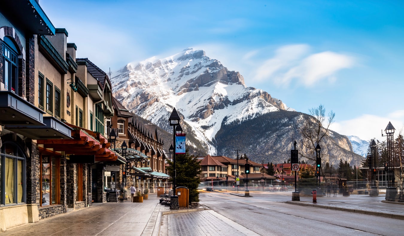 Cidade pitoresca de Banff, Alberta, Canadá, com montanhas ao longe