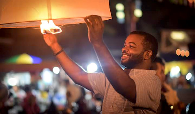 Alex, um viajante negro, em um festival de lanternas no Sudeste Asiático