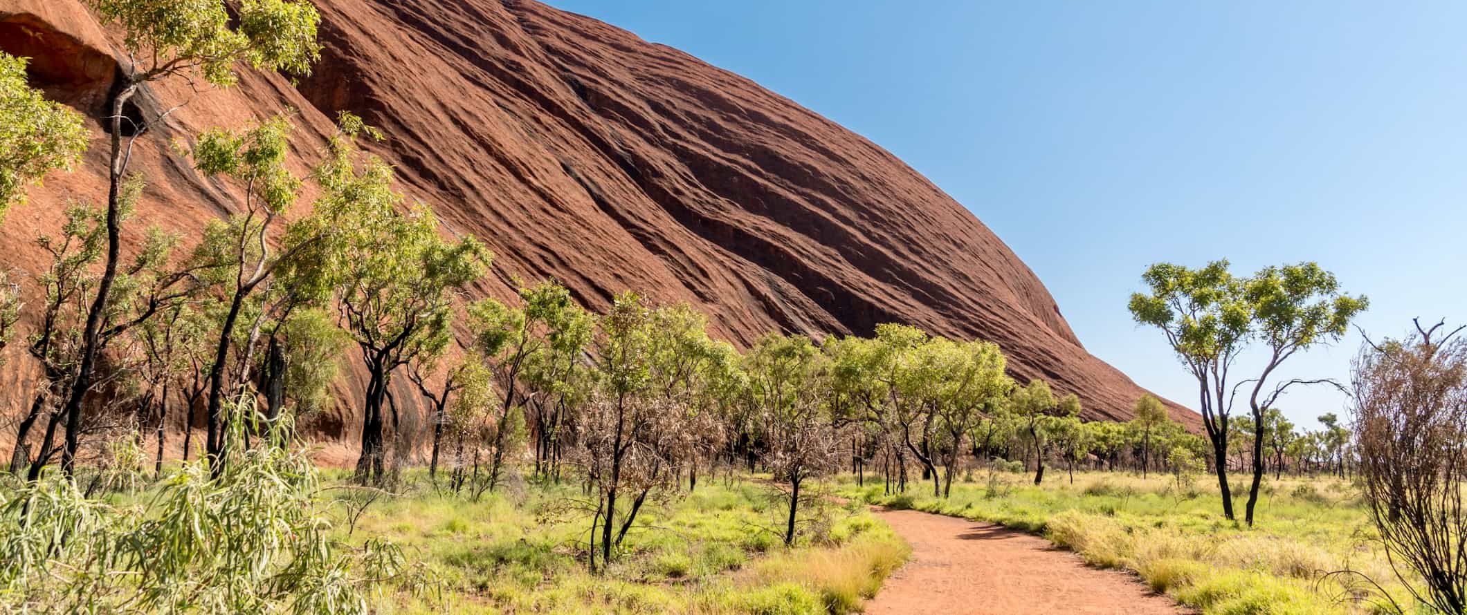 O caminho que leva ao famoso Rock Uluru, perto de Alis Springs, Austrália