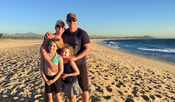 Amanda e sua família viajante posam na praia