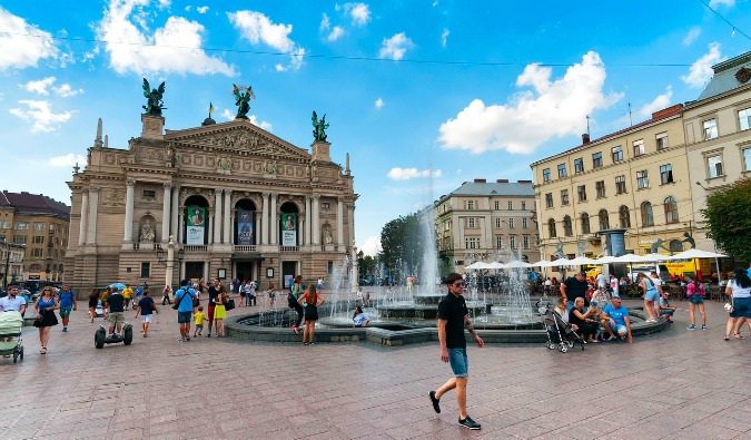 Praça da cidade com agitação em um dia ensolarado na Ucrânia