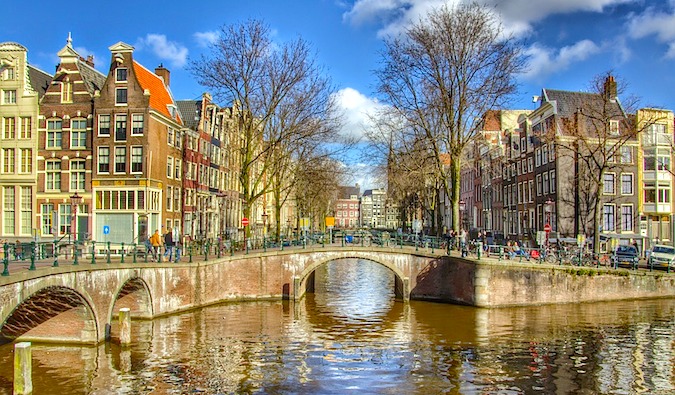 A ponte sobre o canal em Amsterdã.