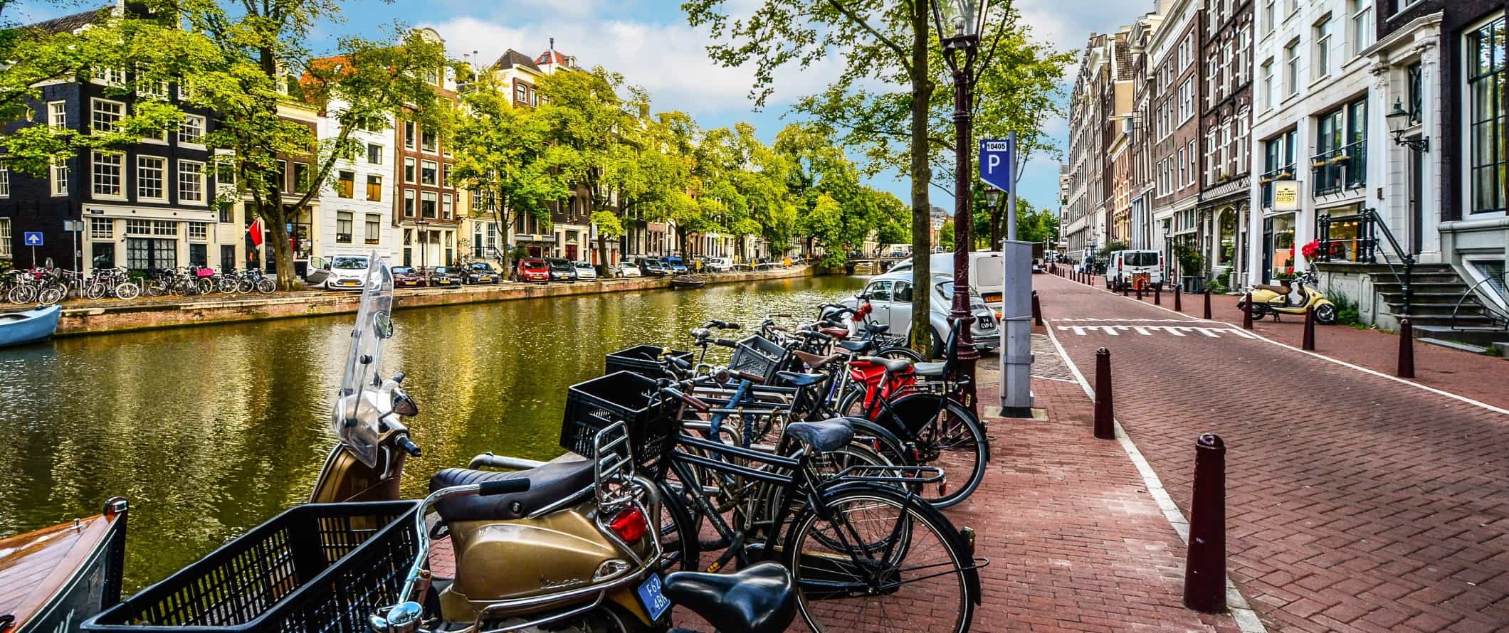 O acúmulo de bicicletas trancadas ao longo do canal em Amsterdã, na Holanda.