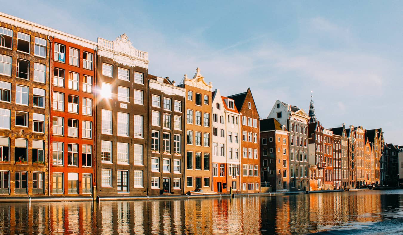 Vário de moradia em Amsterdã, na Holanda, ao longo do canal histórico