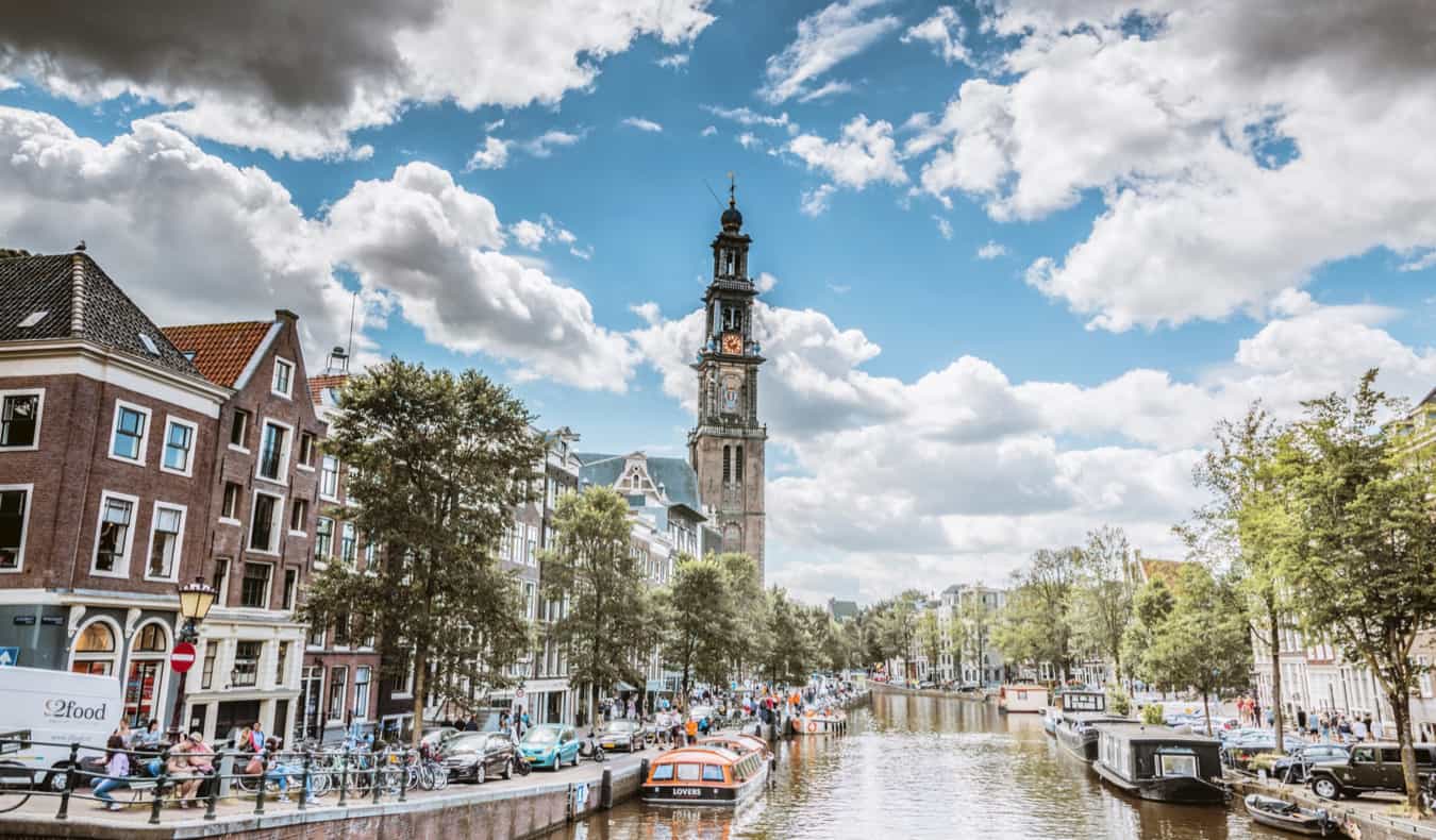 O canal Yordan em Amsterdã no verão, ao longo da qual existem barcos domésticos.