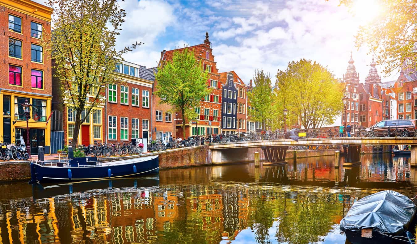 Casas coloridas ao longo de um canal em Amsterdã, Holanda