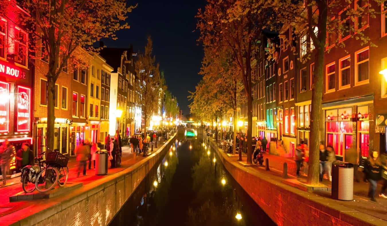 Famoso distrito da luz vermelha à noite em Amsterdã, Holanda