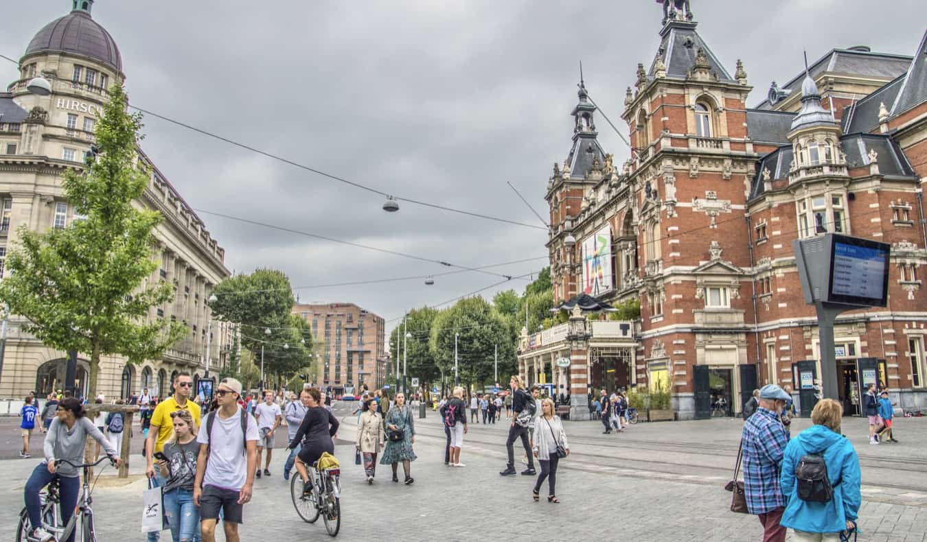 Pessoas andando em Leidesplein, em Amsterdã, Holanda