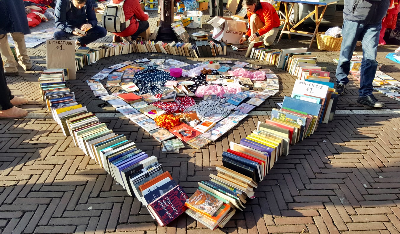 Livros e roupas no mercado de pulgas de Waterlooplein em Amsterdã, na Holanda