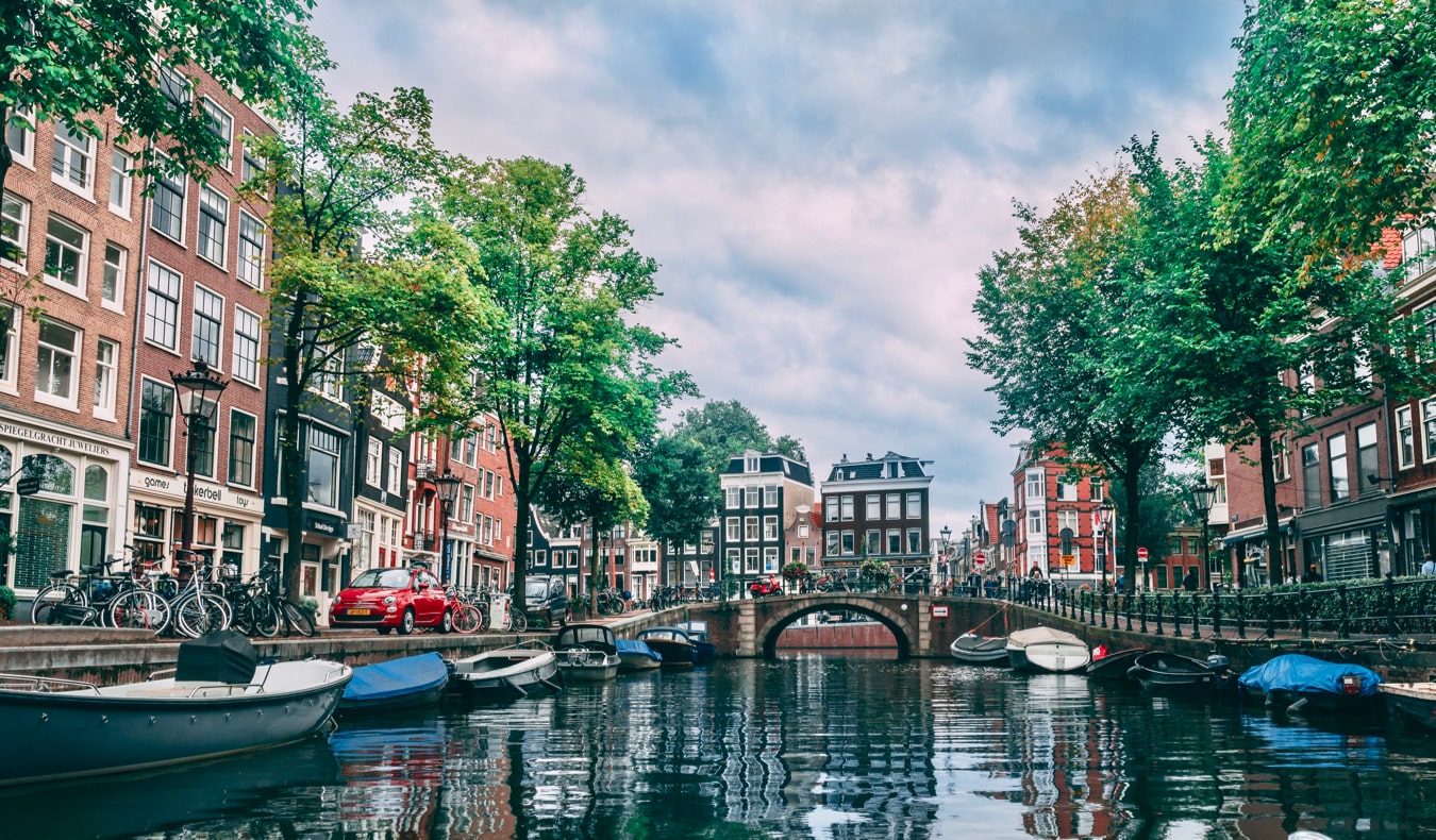 Canal canal canal na bela Amsterdã, Holanda