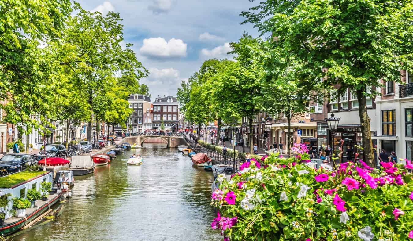Um dos muitos canais históricos de Amsterdã rodeado de flores