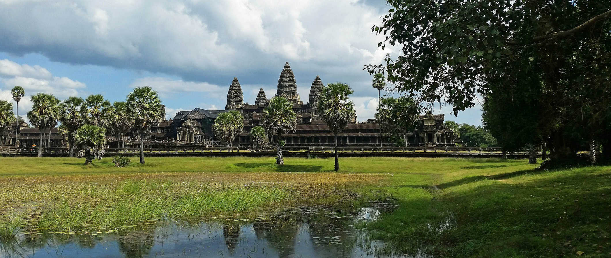 O histórico complexo de templos de Angkor Wat, no Camboja, refletido nas águas calmas