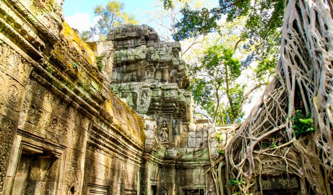 Um dos muitos templos antigos cercados por árvores em Angkor-Vat no Camboja