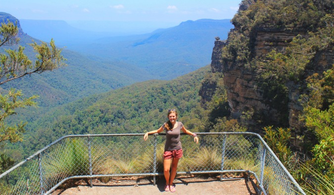Lauren Woman fica no contexto de uma magnífica paisagem australiana