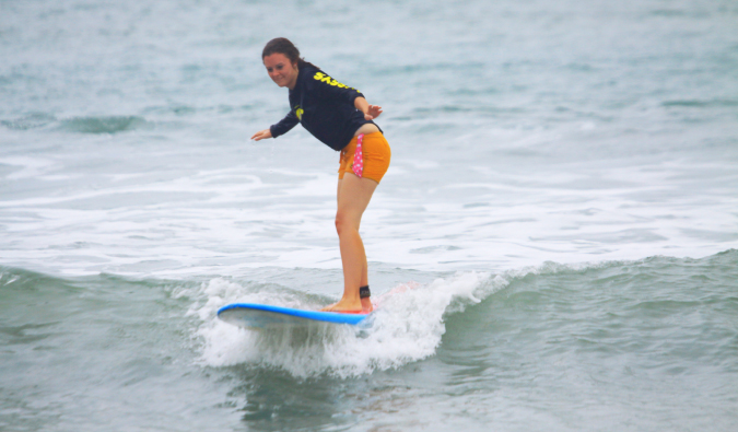 Um único viajante aprende a surfar em Bali na Indonésia