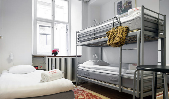 Camas de casal e camas de solteiro no quarto de hotel Archipipelago Old Town, Estocolmo
