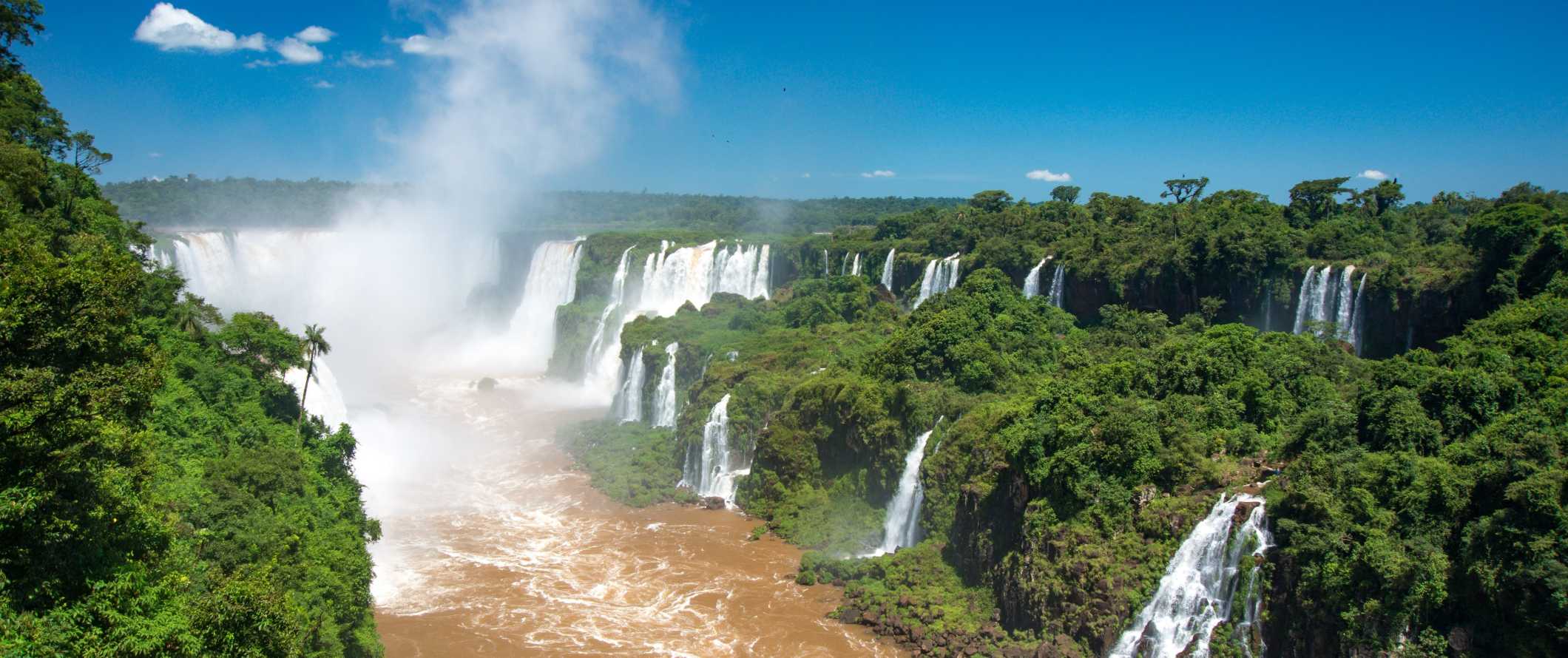 Cachoeiras de Higuasu cercadas por ervas exuberantes na Argentina