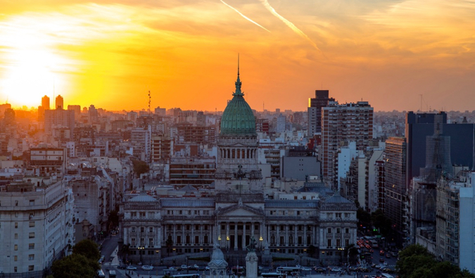 Pôr do sol sobre o horizonte da cidade na Argentina