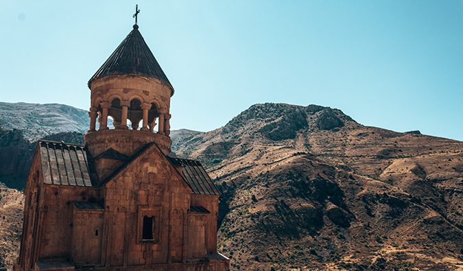 igreja contra o pano de fundo das montanhas na Armênia