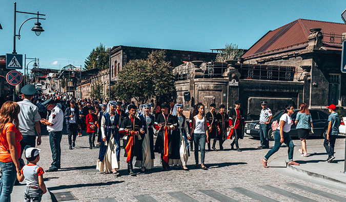 Pessoas caminham por uma rua movimentada na Armênia