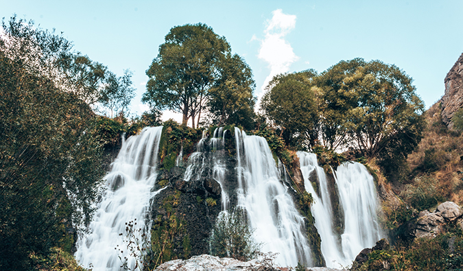 Água fluindo por uma bela cachoeira na Armênia