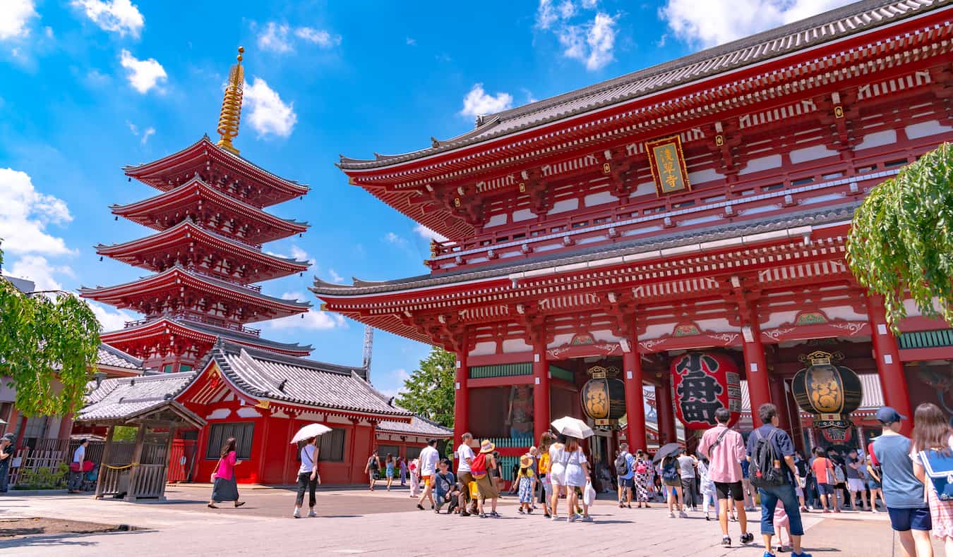 O famoso Templo Sensoji em um dia ensolarado na área de Asakusa, em Tóquio, Japão