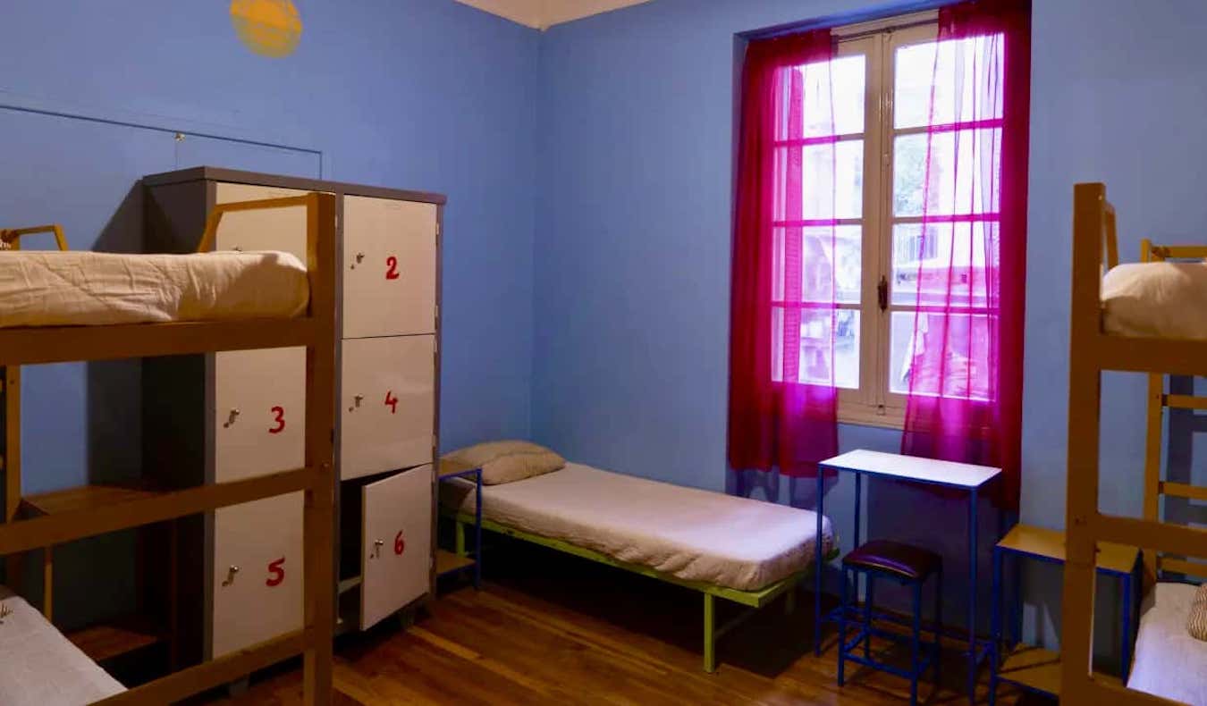 Dormitório pequeno com armários no Pagration Youth Hostel em Atenas, Grécia