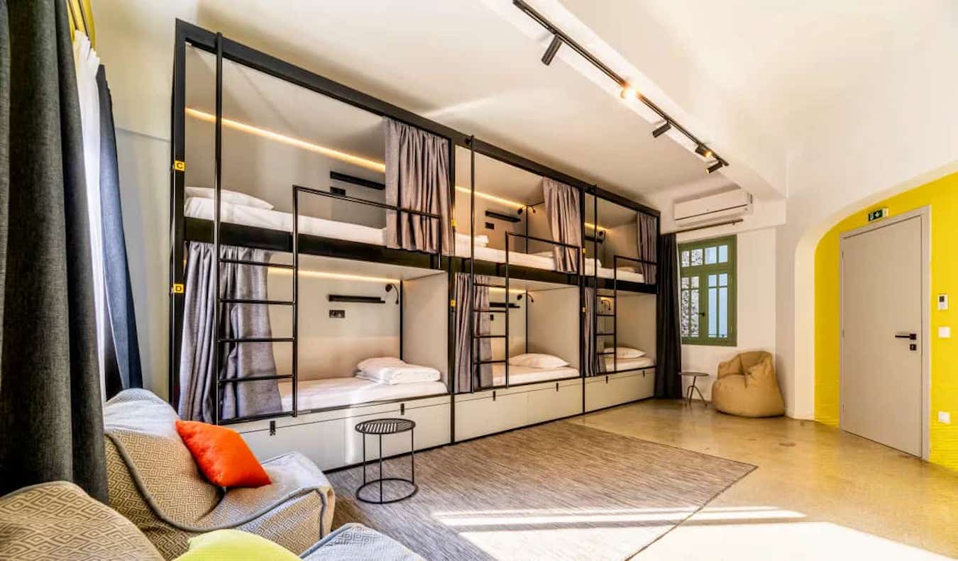 Dormitório enorme com beliches grandes no Athens Hub Hostel em Atenas, Grécia