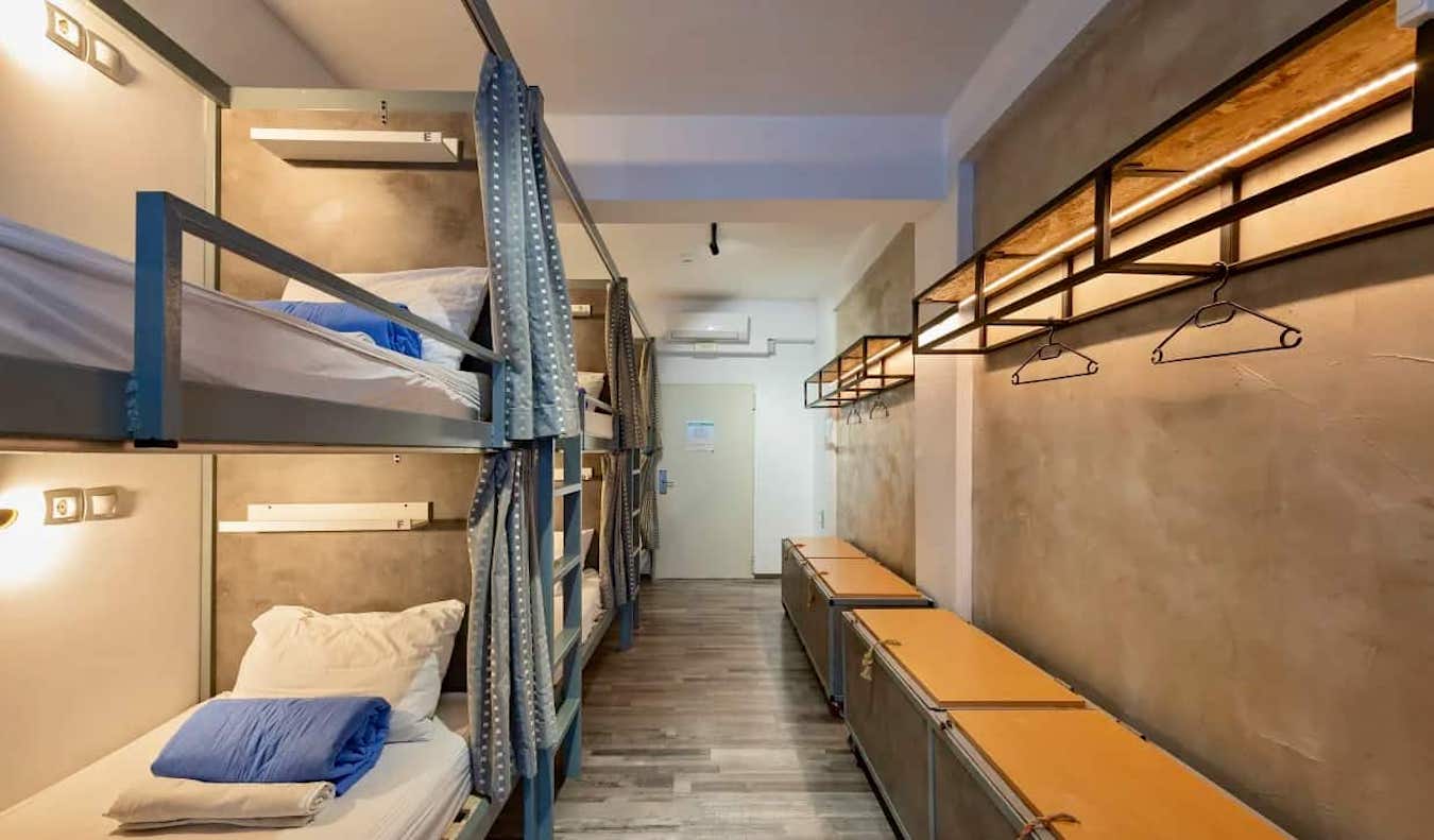 Camas aconchegantes com cortinas em um dormitório no Bedbox Hostel em Atenas