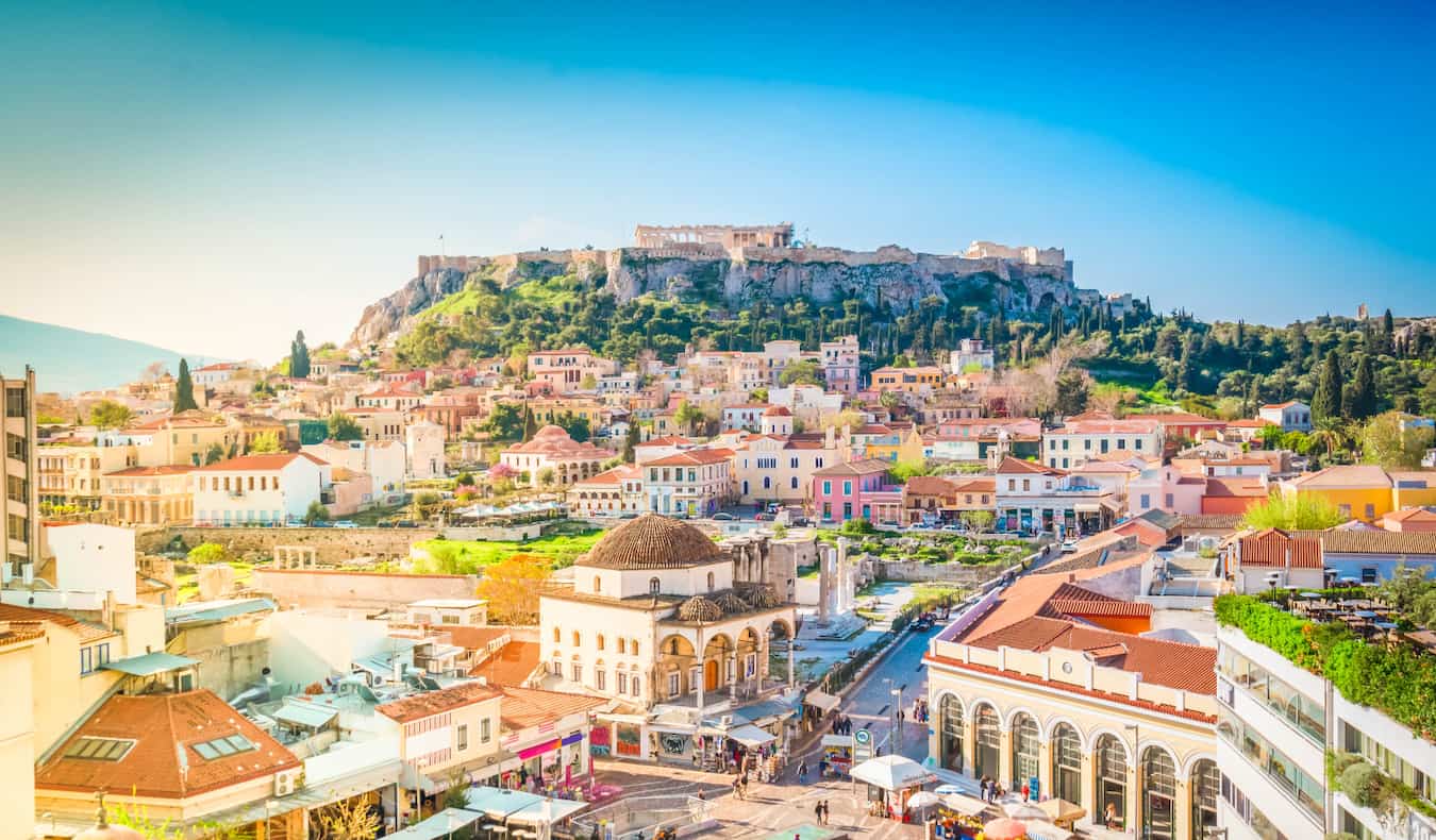 Vista da histórica Atenas, Grécia, com a Acrópole à distância