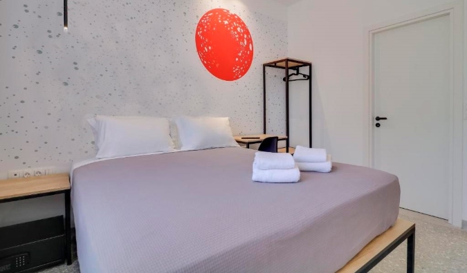 Apenas um quarto de convidados decorados com um ponto vermelho na parede do hotel Atensdot em Atenas, Grécia