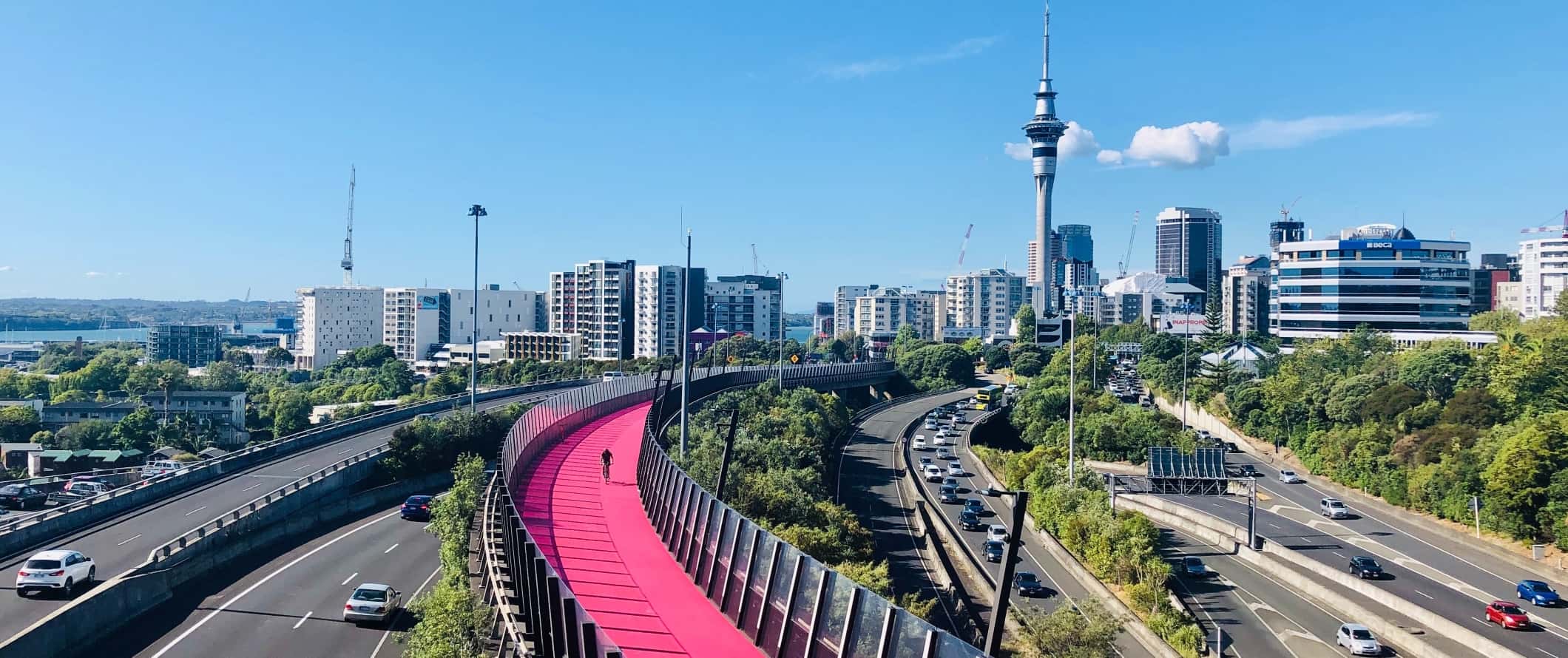 Numerosas rodovias e a ciclovia rosa em Auckland, Nova Zelândia.