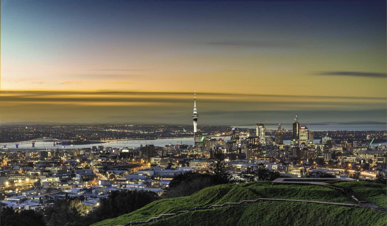Horizonte deslumbrante de Auckland, Nova Zelândia, durante um pôr do sol colorido