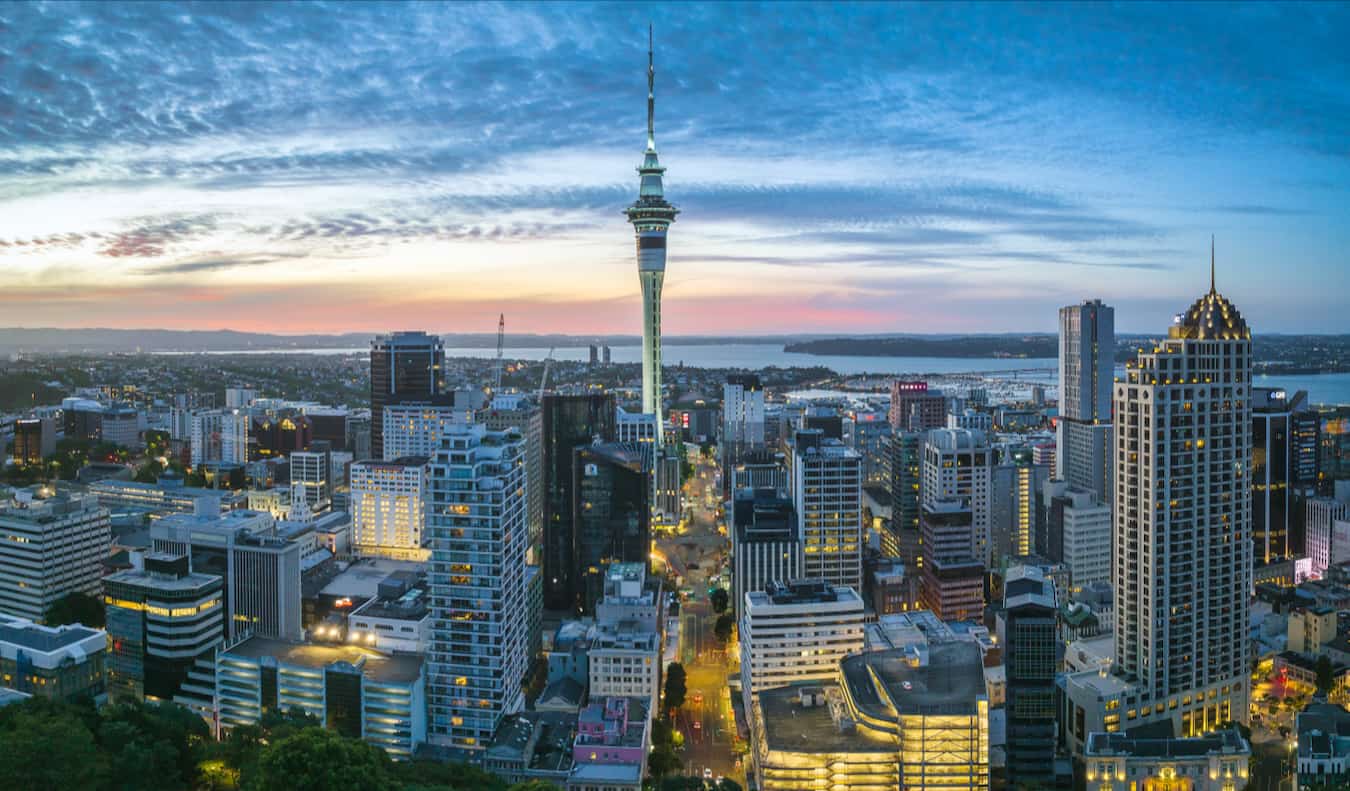 Paisagem deslumbrante do centro de Auckland, Nova Zelândia, com a famosa Sky Tower
