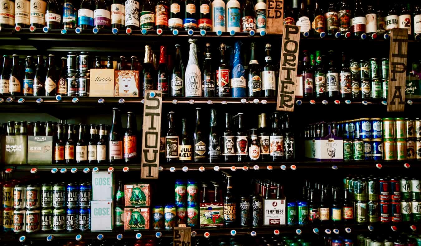 Parede com cerveja e bebidas alcoólicas em bar em Austin, Texas