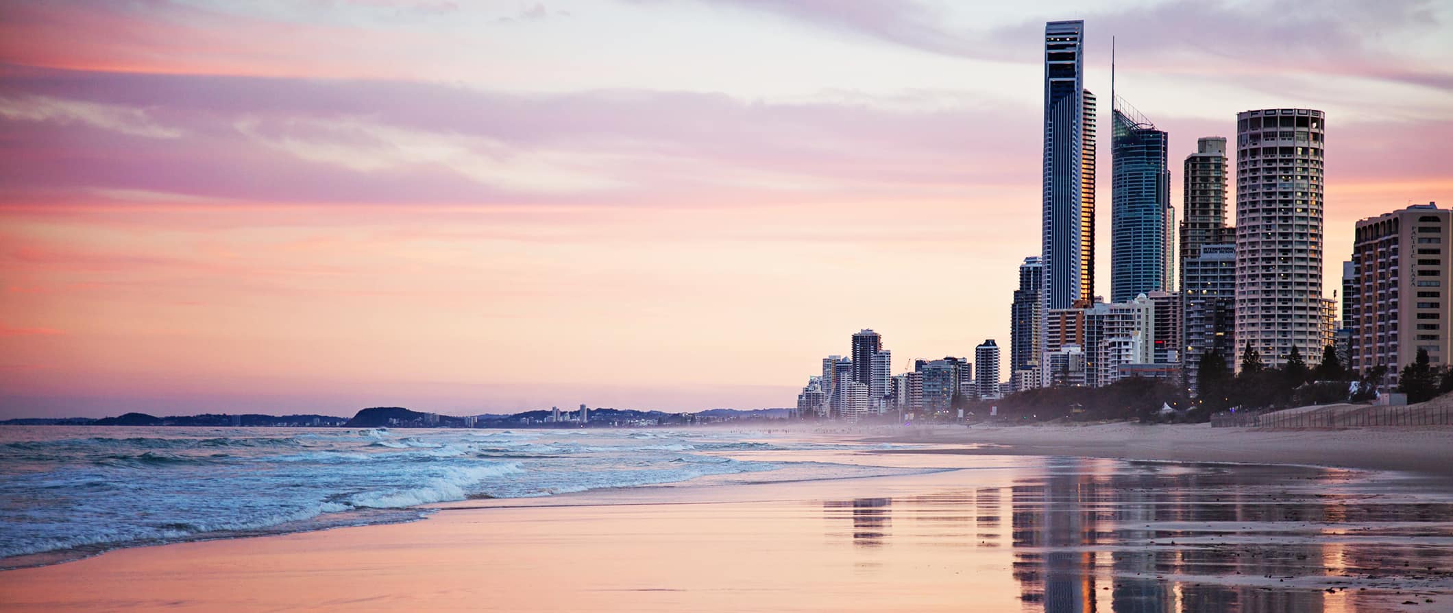 Torres ao longo da Gold Coast, na Austrália, ao nascer do sol