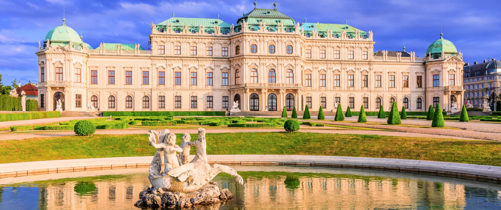 Enorme palácio histórico na bela Viena, Áustria
