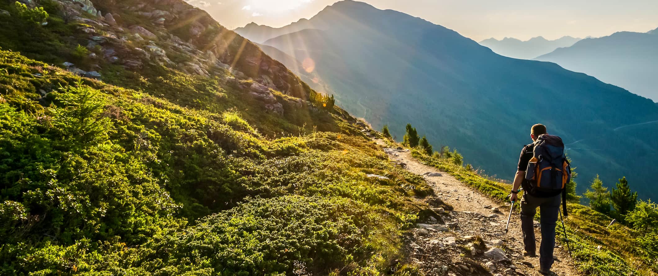 Um turista solitário explora as colinas e montanhas escarpadas da Áustria