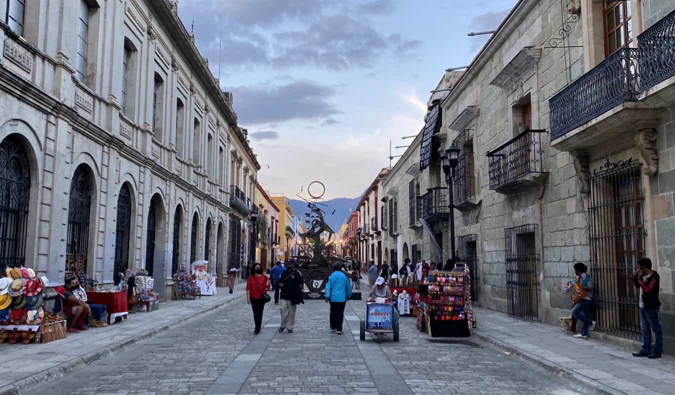 Rua histórica tranquila no México