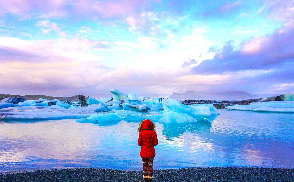 Garota com geleiras incríveis na Islândia