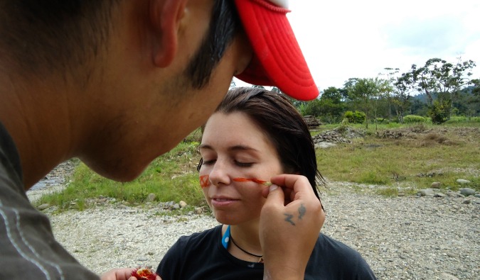 Angelina com pintura facial no Equador