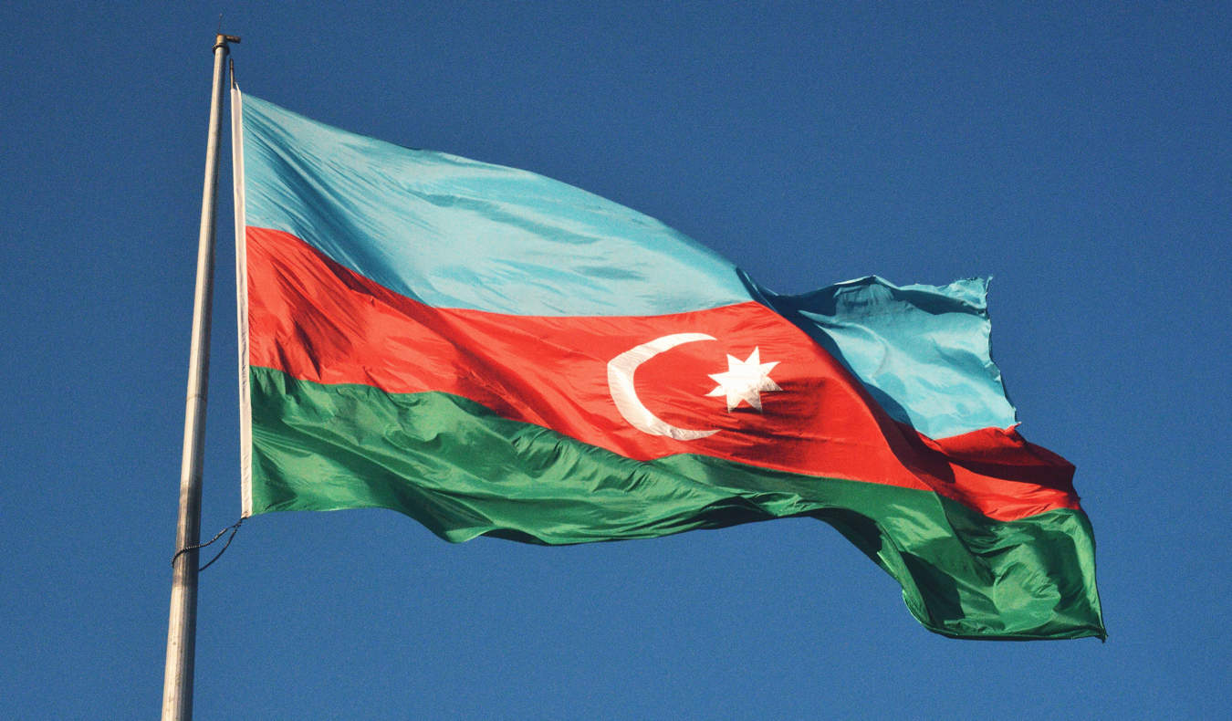 Bandeira do Azerbaijão tremula ao vento
