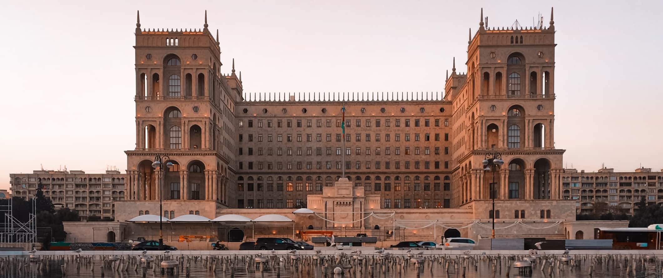 Impressionante edifício histórico do governo em Baku, Azerbaijão, ao pôr do sol
