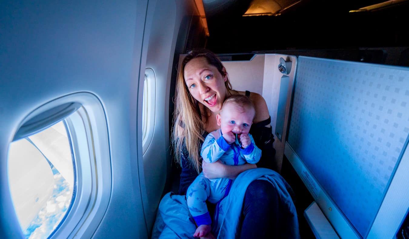 A blogueira Christine Addis viaja em um avião com seu filho pequeno
