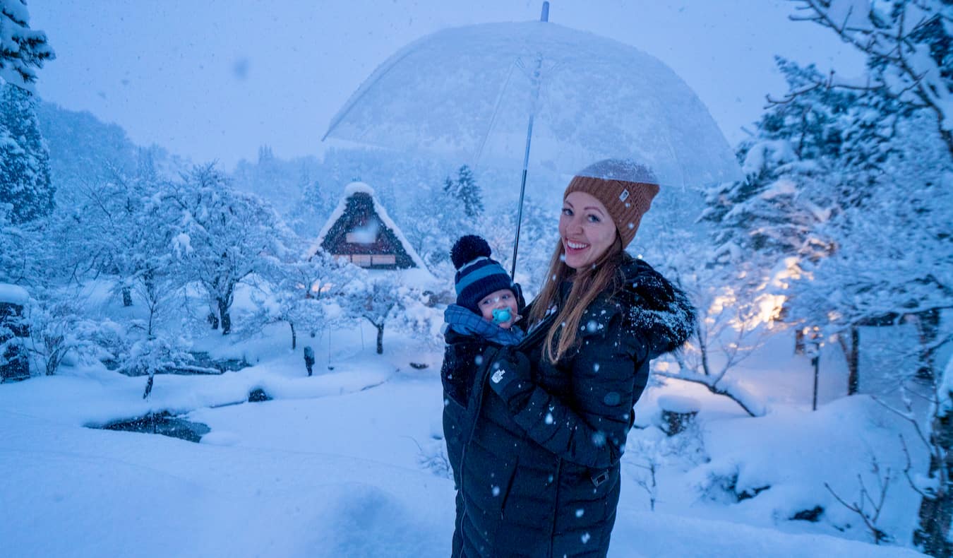 A blogueira Christine Addis viaja pelo Japão nevado com seu filho pequeno