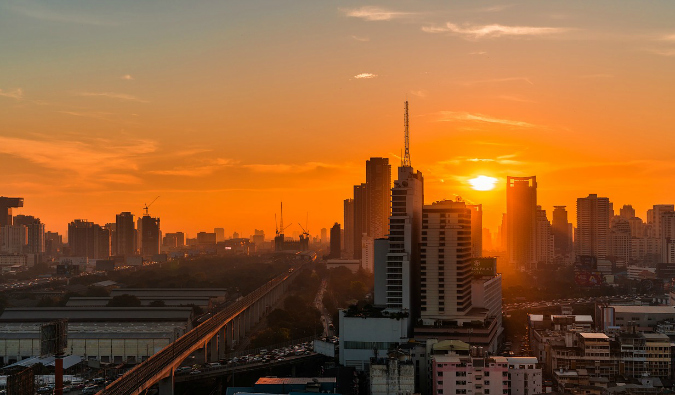 Sunrise de laranja brilhante sobre Bangkok