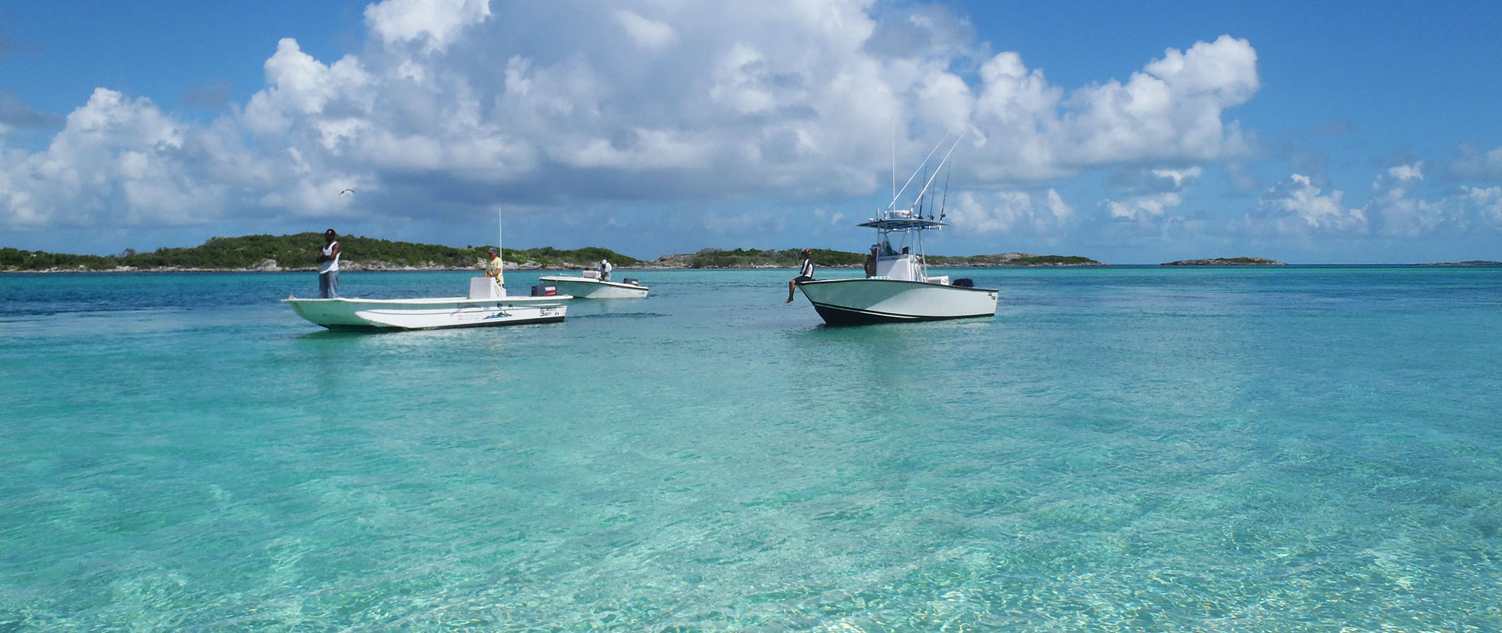Pessoas pescando em barcos nas Bahamas