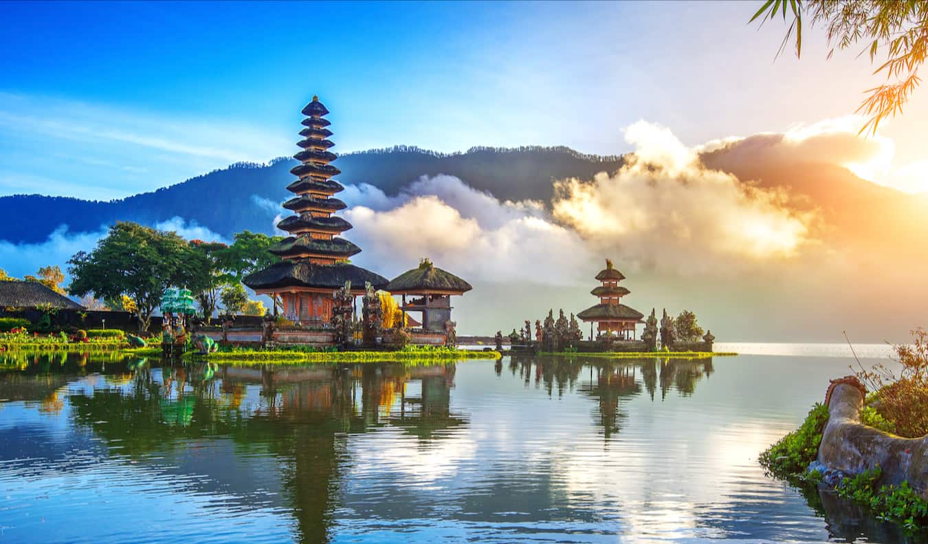 Templo Histórico perto da água na bela Bali ensolarada, na Indonésia