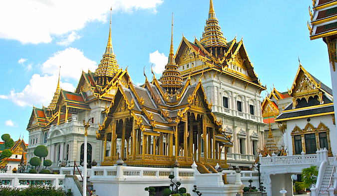 Palácio de ouro maciço e histórico em Bangkok, Tailândia