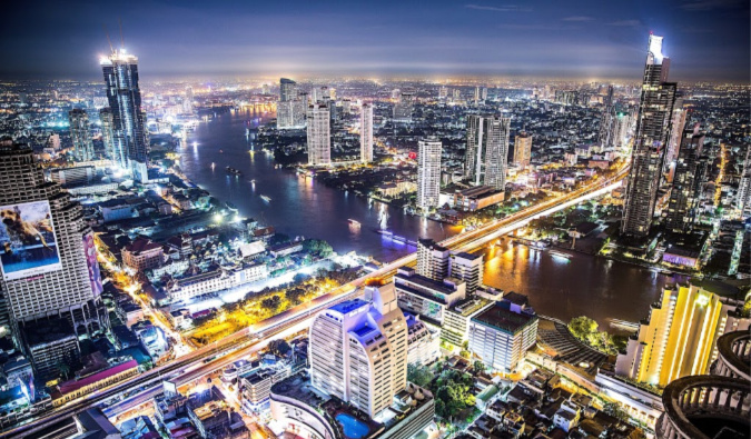 Night Bangkok com arranh a-céus altos à distância